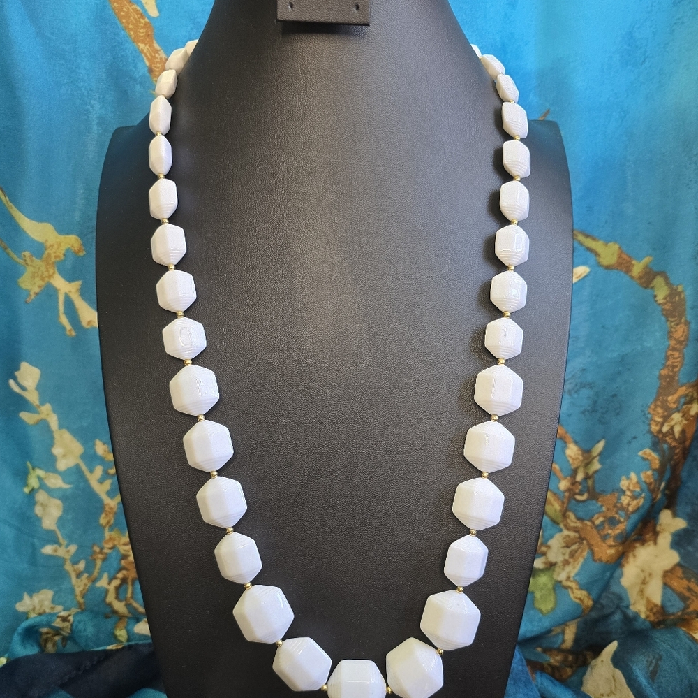 White Vintage Classic Acrylic Necklace